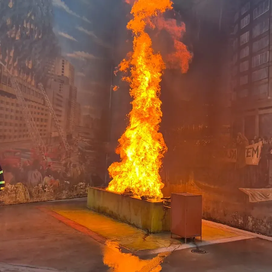 Prática de combate a incêndio com fogo real